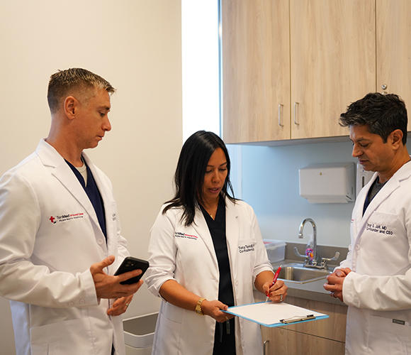 Expert doctors discussing a wound-care patient at Tenmed