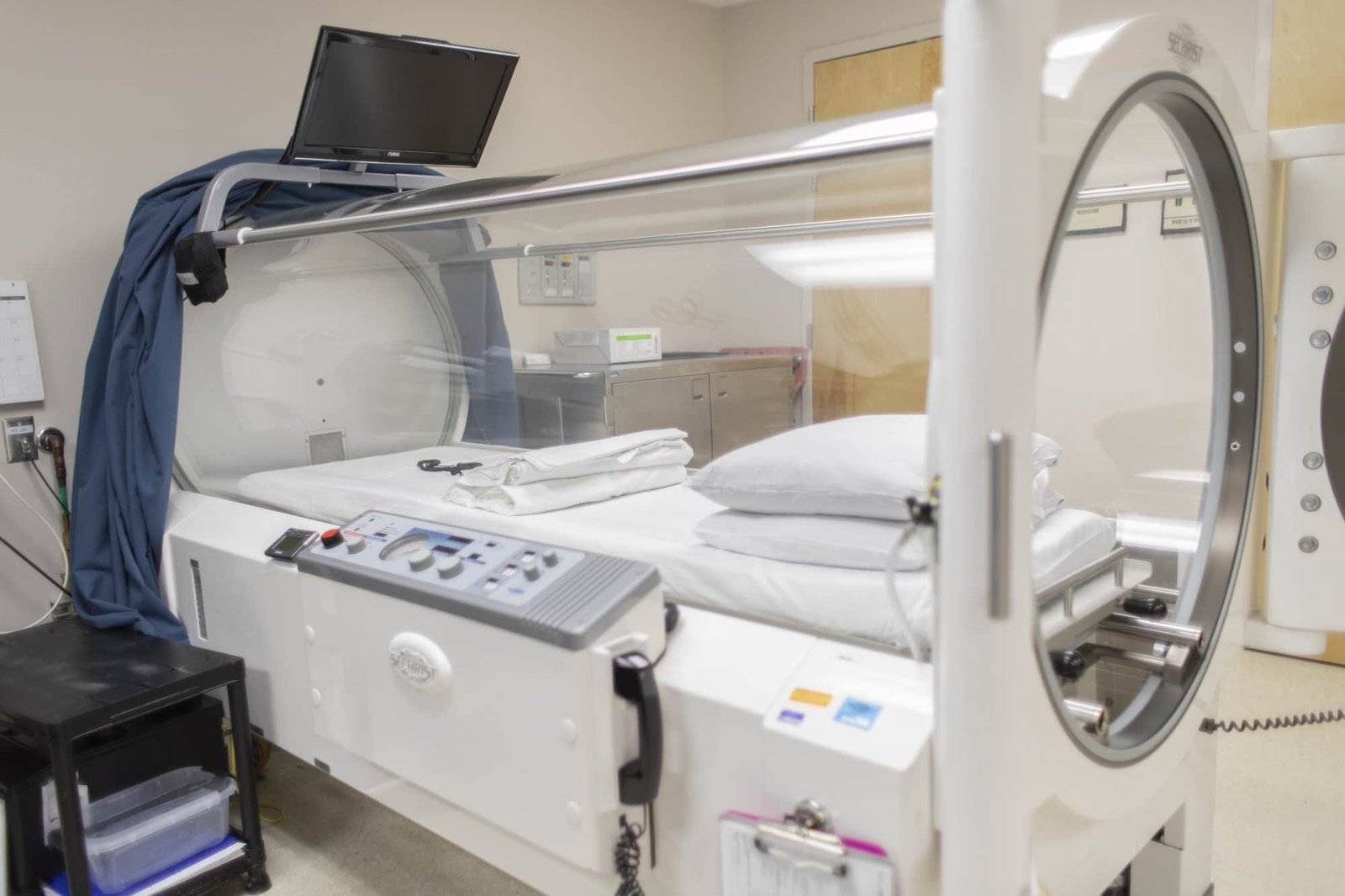 hyperbaric oxygentherapy chamber